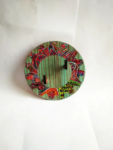 KEY HOLDER - GEAR CIRCLE WOODEN BASE WITH OF WHAT WE ARE ARTWORK FRAME KEY HOLDER - GEAR CIRCLE WOODEN BASE WITH OF WHAT WE ARE ARTWORK FRAME