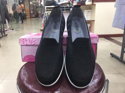 Slip-on shoes for women