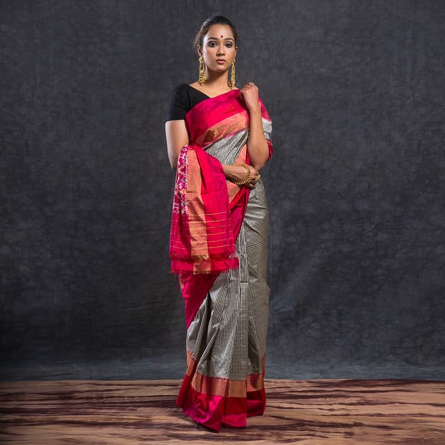 Pochampally Ikkat Silk Saree / Grey Colour / Red Border HPISSRR0121